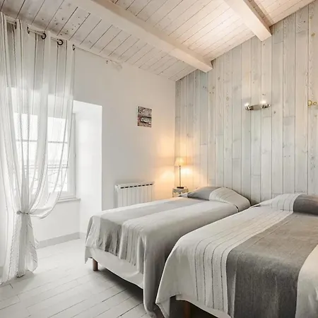 Maison Confortable Proche De La Avec Terrasse La Flotte