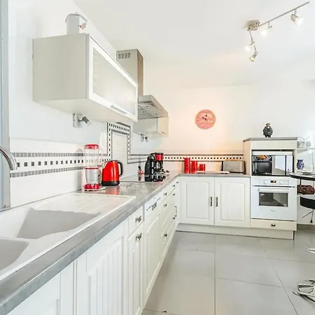 Maison Confortable Proche De La Avec Terrasse